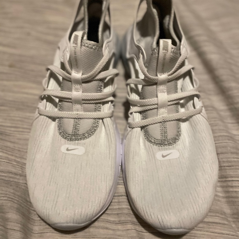 Nine running flex white shoes